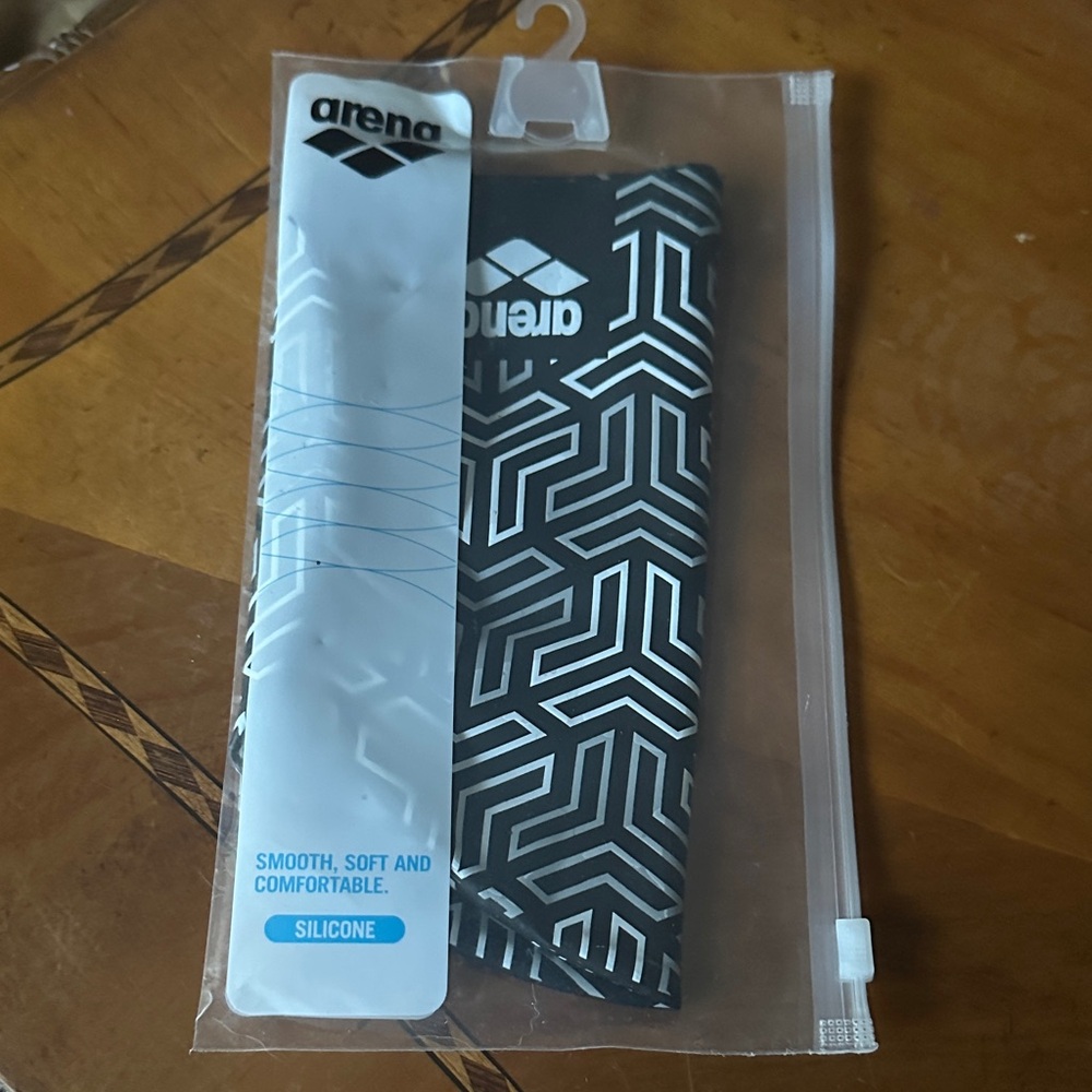 Arena Silicone Swim Cap with Geometric Print - Black & White